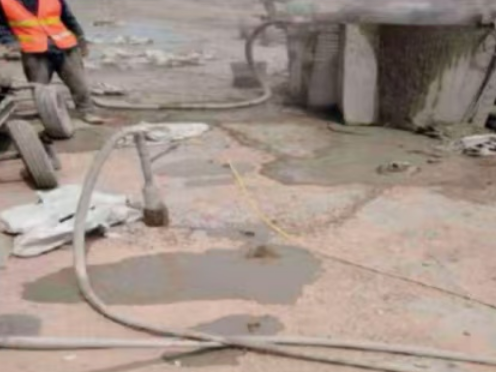 沙河口水泥混凝土路面板底注浆技术 路面脱空注浆整治方案